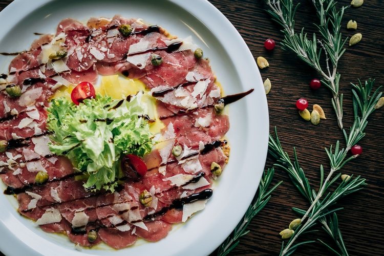 Decora tu plato al gusto y disfruta de tu carpaccio