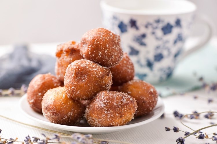 Utilizar una manga pastelera para rellenar los buñuelos puede ser de gran ayuda