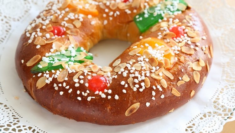 Puedes decorar el roscón con almendras o fruta confitada