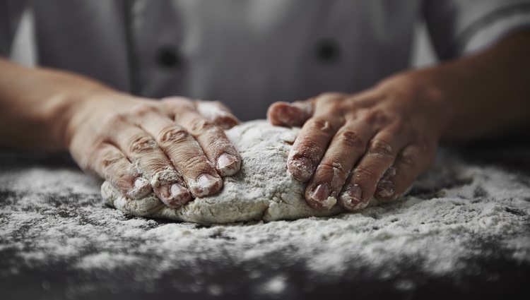 Después de integrar todos los ingredientes tendrás que amasarlos para que se mezclen bien