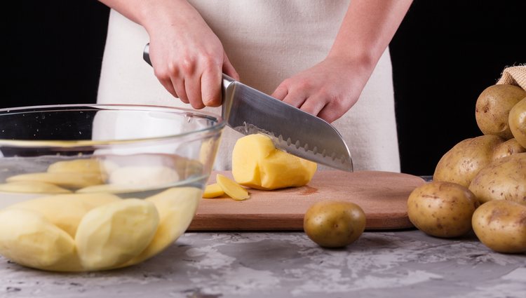 Tendrás que cortar las patatas en láminas finas