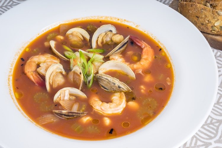 La sopa de almejas es un plato muy rico y fácil de preparar