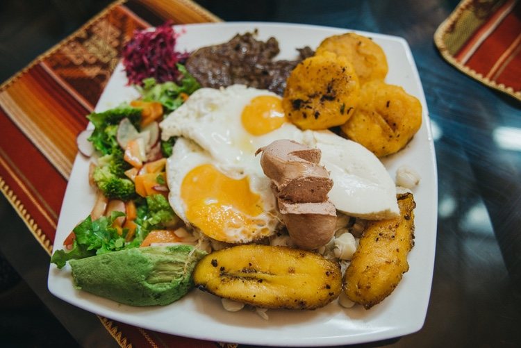 Los llapingachos se sirven acompañados de chorizo, un huevo frito y aguacate