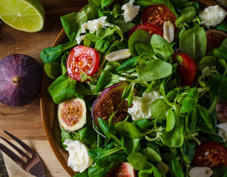 Lava y trocea bien todos los ingredientes de la ensalada de higos y queso de cabra