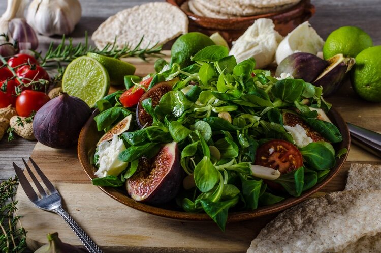 Añade una vinagreta con un toque dulzón a la ensalada de higos y queso de cabra