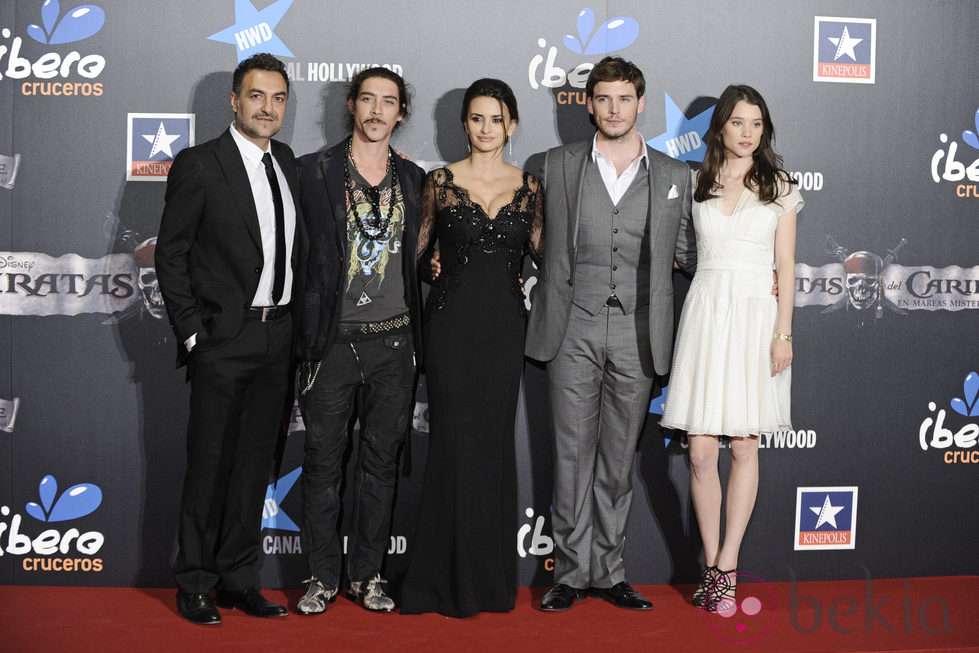 Juan Carlos Vellido, Óscar Jaenada, Penélope Cruz, Sam Claflin y Astrid-Berges Frisbey en el estreno de 'Piratas del Caribe'