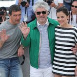 Antonio Banderas, Pedro Almodóvar y Elena Anaya saludan en Cannes