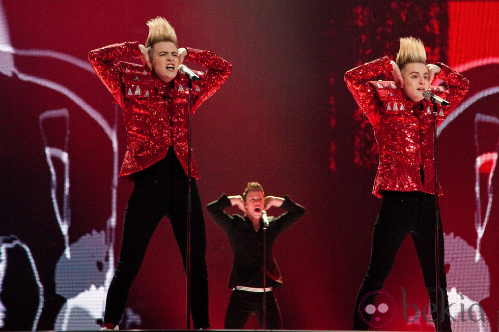 Jedward cantan 'Lipstick' en Eurovisión 2011