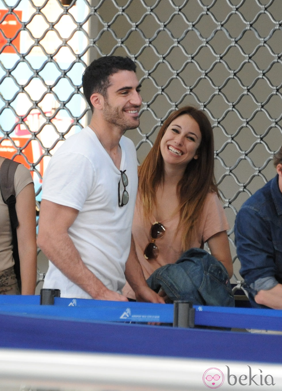 Miguel Ángel Silvestre y Blanca Suárez en el aeropuerto