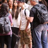 Justin Bieber y Selena Gomez con sus fans