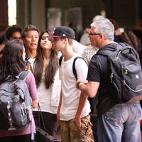 Justin Bieber y Selena Gomez con sus fans