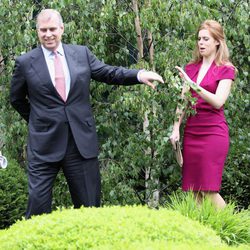 Los Príncipes Andrés y Beatriz de York en la Chelsea Flower Show