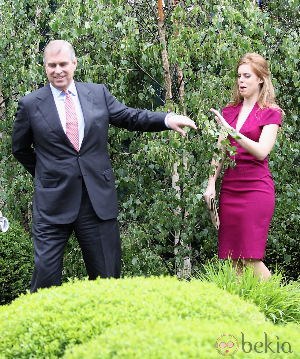 Los Príncipes Andrés y Beatriz de York en la Chelsea Flower Show