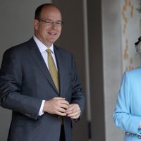 Alberto II de Mónaco e Isabel II de Inglaterra en la Chelsea Flower Show