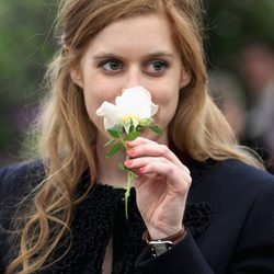 Beatriz de York huele una flor en la Chelsea Flower Show