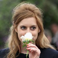 Beatriz de York huele una flor en la Chelsea Flower Show