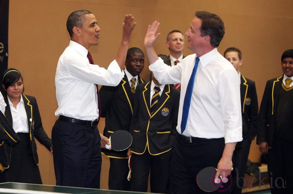 Barack Obama y David Cameron se saludan