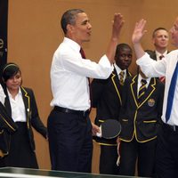 Barack Obama y David Cameron se saludan