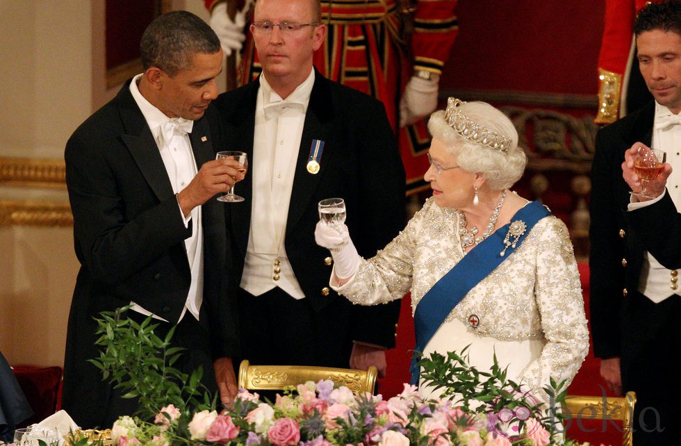 Brindis entre Barack Obama e Isabel II en Buckingham Palace