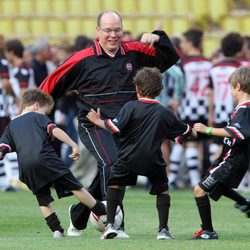 Alberto II de Mónaco en el partido benéfico por Haití