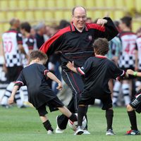 Alberto II de Mónaco en el partido benéfico por Haití