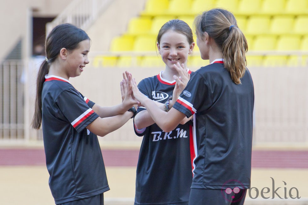 Alexandra de Hannover con una amigas en un partido benéfico