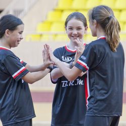 Alexandra de Hannover con una amigas en un partido benéfico