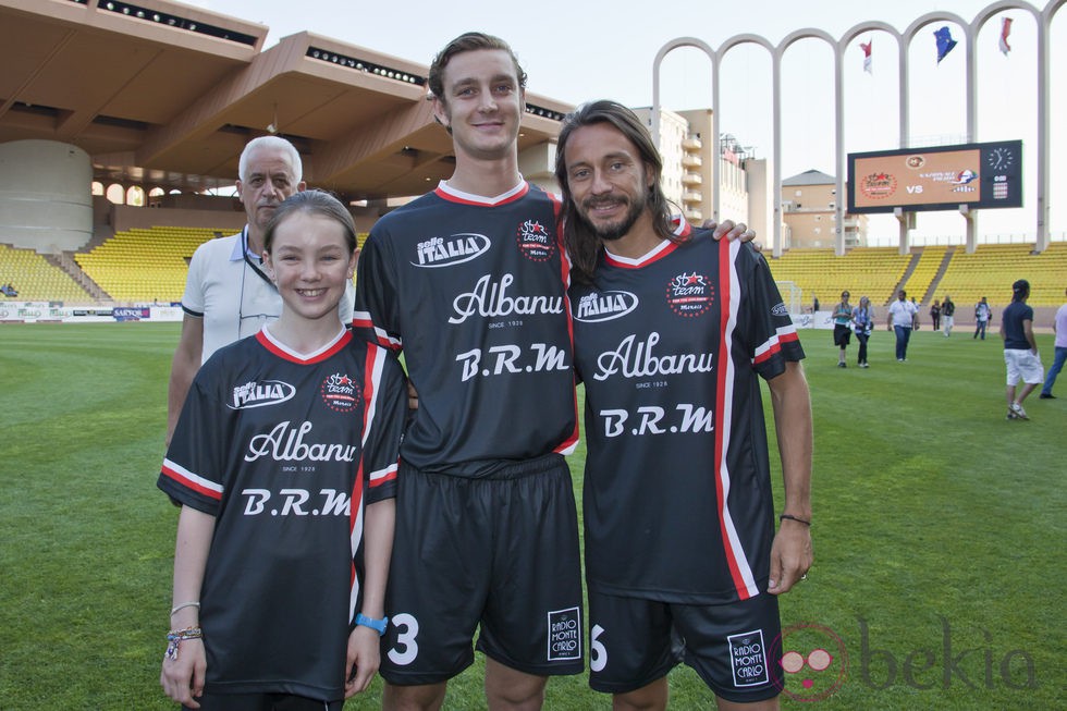 Alexandra de Hannover, Pierre Casiraghi y Bob Sinclair en un partido benéfico