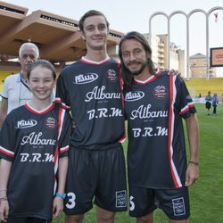 Alexandra de Hannover, Pierre Casiraghi y Bob Sinclair en un partido benéfico