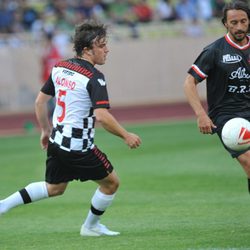 Fernando Alonso y Bob Sinclair en un partido benéfico