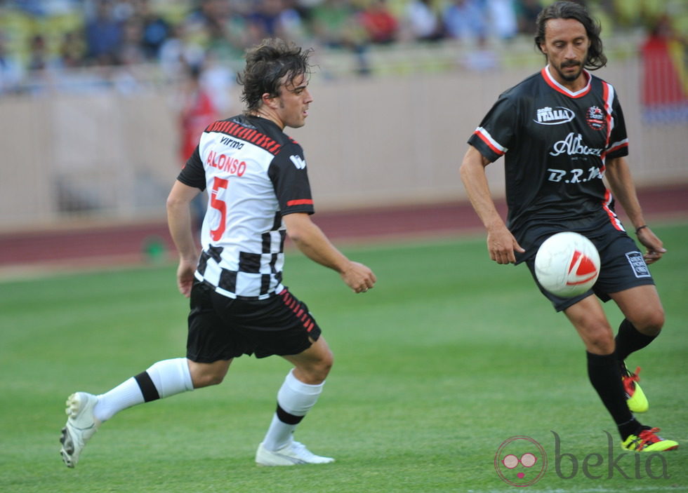 Fernando Alonso y Bob Sinclair en un partido benéfico