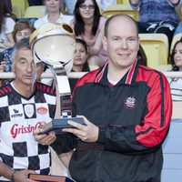 Alberto II de Mónaco con el trofeo en un partido benéfico por Haití