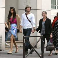 Ian Somerhalder, Nina Dobrev y sus madres en París