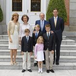 La familia Urdangarín posa con los Reyes