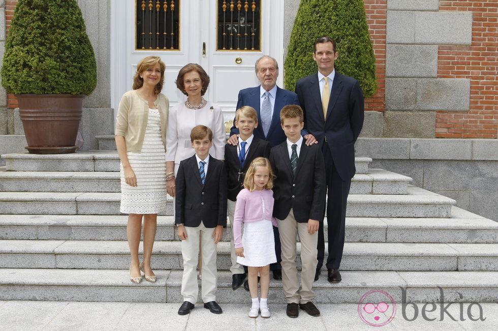 La familia Urdangarín posa con los Reyes