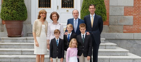 La familia Urdangarín posa con los Reyes