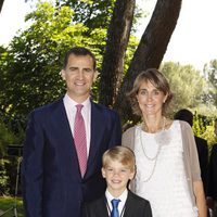 Felipe de Borbón y Lucía Urdangarín Liebaert con su ahijado Miguel Urdangarín