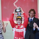 Fernando Alonso junto a Alberto de Mónaco y Charlene Wittstock en el Gran Premio de F-1 