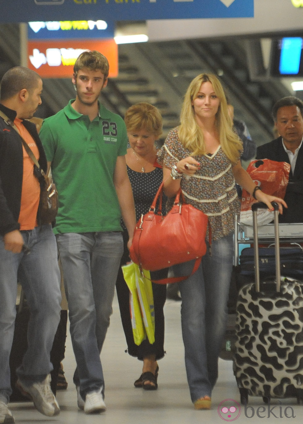 Edurne y David de Gea en el aeropuerto