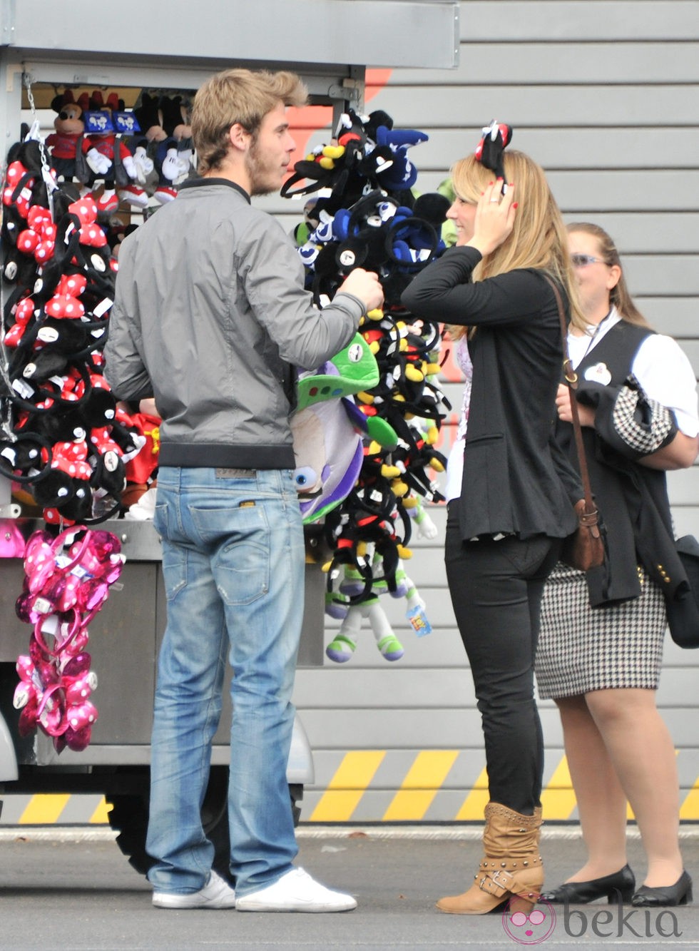 Edurne y David de Gea compran en Disneyland París