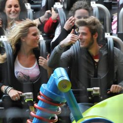 Edurne y David de Gea en la montaña rusa de Disneyland París