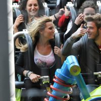 Edurne y David de Gea en la montaña rusa de Disneyland París