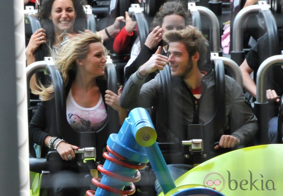 Edurne y David de Gea en la montaña rusa de Disneyland París