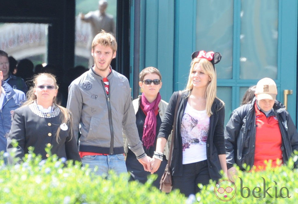 Edurne y David de Gea cogidos de la mano en Disneyland París