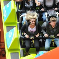 David de Gea y Edurne montados en la montaña rusa de Disneyland París