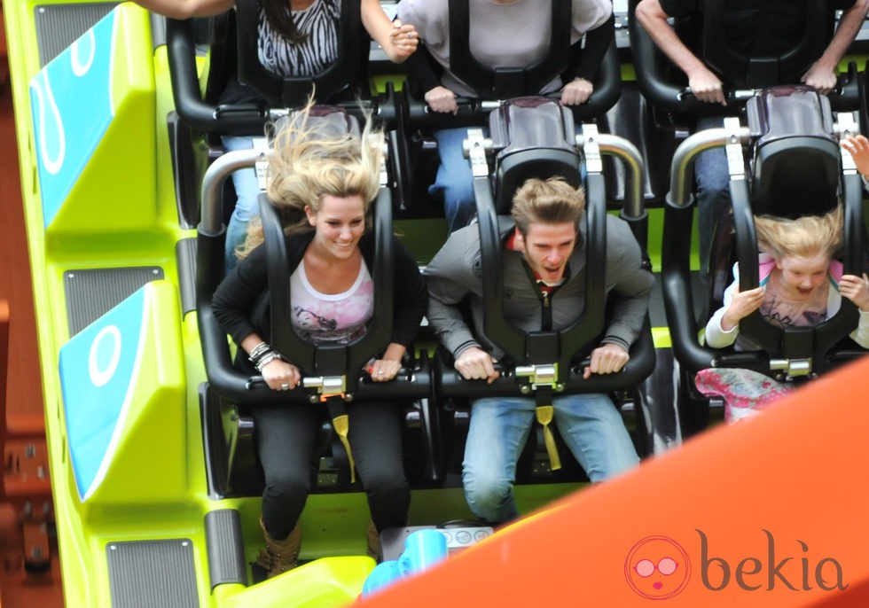 David de Gea y Edurne montados en la montaña rusa de Disneyland París