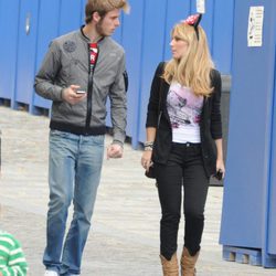 Edurne y David de Gea charlan en Disneyland París