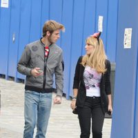 Edurne y David de Gea charlan en Disneyland París