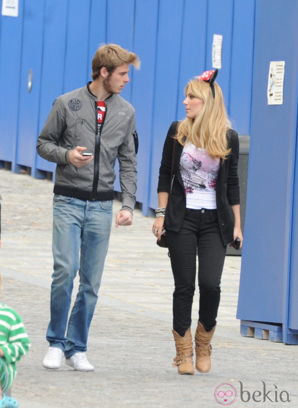 Edurne y David de Gea charlan en Disneyland París