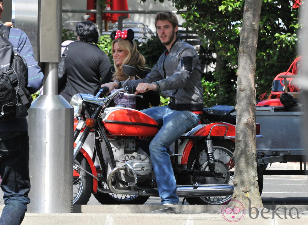 David de Gea y Edurne subidos en una moto en Disneyland París